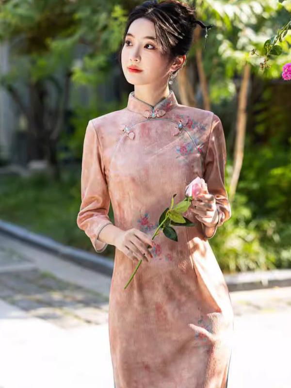 2024秋季新款 圆襟印花长款旗袍粉色新中式少女款修身旗袍